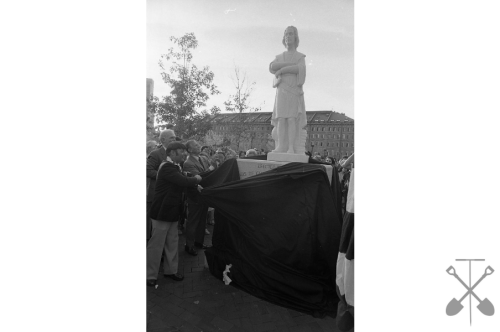October-21-1979-Christopher-Columbus-statue-dedicatedf.png
