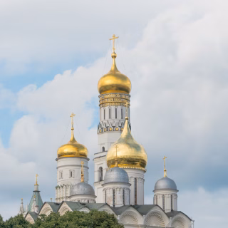 golden-domes-church-with-crosses-against-sky_508835-426